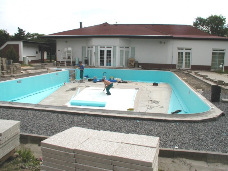 Stavba venkovního bazénu