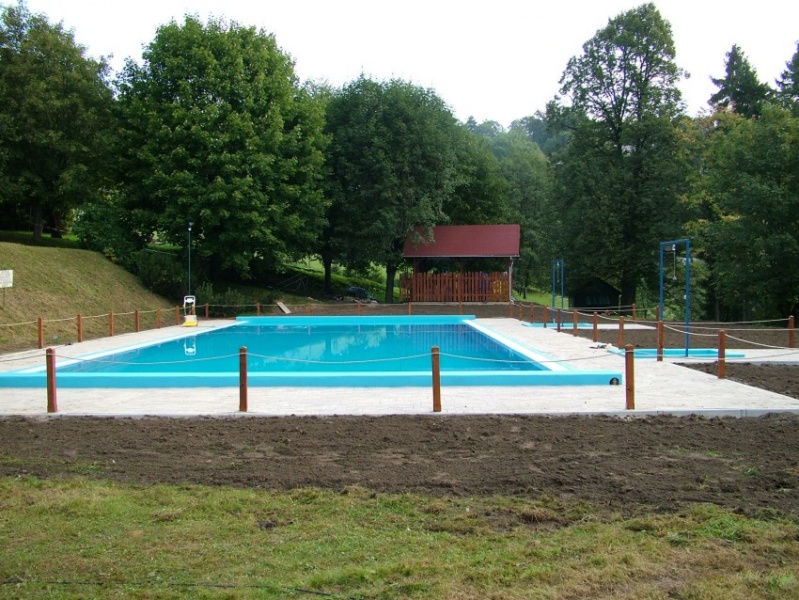 Bazén s technologickým domkem